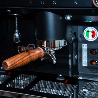 BFC Lira Deep Black RS — portafilter sa drvenom drškom
