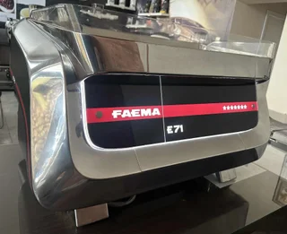 Faema E71 GTI Touch — zadnja strana sa natpisom FAEMA E71