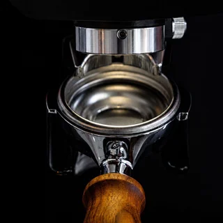 Fiorenzato F64 EVO Sense — portafilter u držaču
