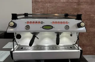 La Marzocco GB5 — prednji pogled
