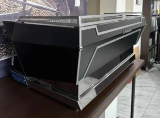 La Marzocco KB90 — bočna i zadnja strana