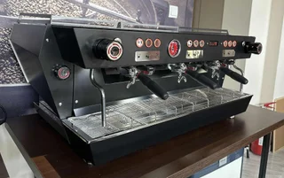 La Marzocco KB90 — pogled sleva