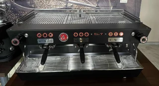 La Marzocco KB90 — prednji pogled
